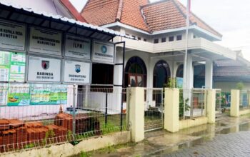 Jam Kerja Berlalu, Perangkat Desa Waruwetan Pucuk Lamongan Tak Terlihat di Kantor