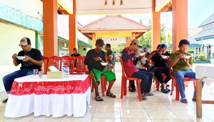 Makan Soto Bareng TNI, Warga Lamongan Rasakan Kedekatan Tanpa Jarak