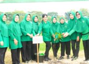 TNI dan Persit Kompak Hijaukan Kampung Pandu Jotosanur Lamongan