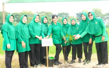 TNI dan Persit Kompak Hijaukan Kampung Pandu Jotosanur Lamongan