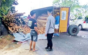 Dramatis, Truk Melintang di Jalan Raya Lamongan-Gresik, Polisi Turun Tangan