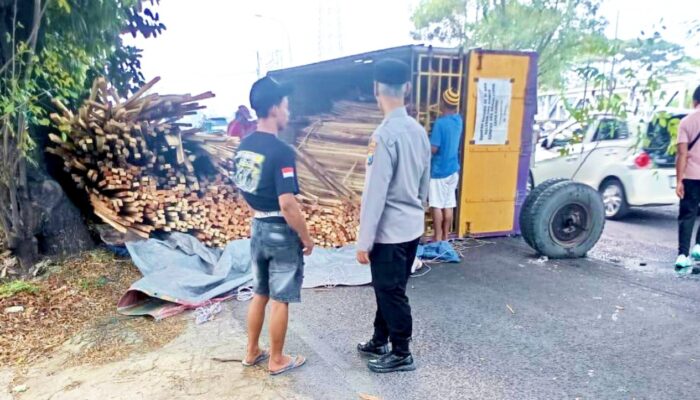 Dramatis, Truk Melintang di Jalan Raya Lamongan-Gresik, Polisi Turun Tangan
