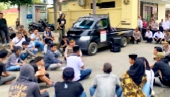Pendemo Ngotot di Depan Mapolres, Kapolres Bulukumba Pilih Temui di Jalan