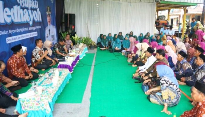 Bupati Bojonegoro Medhayoh di Malo Diserbu Warga, Program Beasiswa Jadi Sorotan