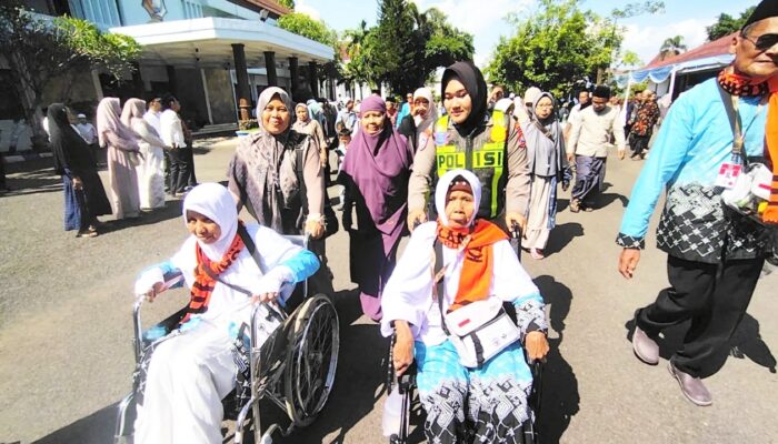 Inilah Aksi Polwan Bojonegoro Bikin Calon Jamaah Haji Tersentuh