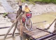 Naik Sepeda Ontel, Guru SD di Bojonegoro Ini Tak Pernah Absen Mengajar