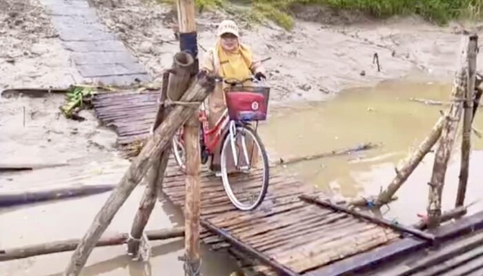 Naik Sepeda Ontel, Guru SD di Bojonegoro Ini Tak Pernah Absen Mengajar