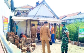 Warga dan TNI Lamongan Bersatu Bedah Rumah Lansia