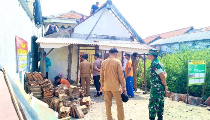 Warga dan TNI Lamongan Bersatu Bedah Rumah Lansia