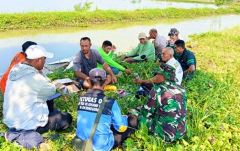 Puluhan Warga dan TNI Lamongan Gotong Royong Bongkar Tanggul Penghambat Irigasi