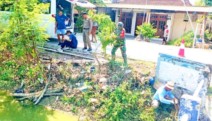 TNI Turun ke Sungai, Koramil Turi Lamongan Ajak Warga Jaga Lingkungan