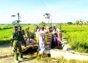 TNI Lamongan Masuk Lumpur Bersama Warga, Lingkungan Dusun Katar Kembali Sehat
