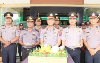 Setia Mengabdi hingga Akhir Dinas, Dua Polisi Lamongan Dapat Penghargaan