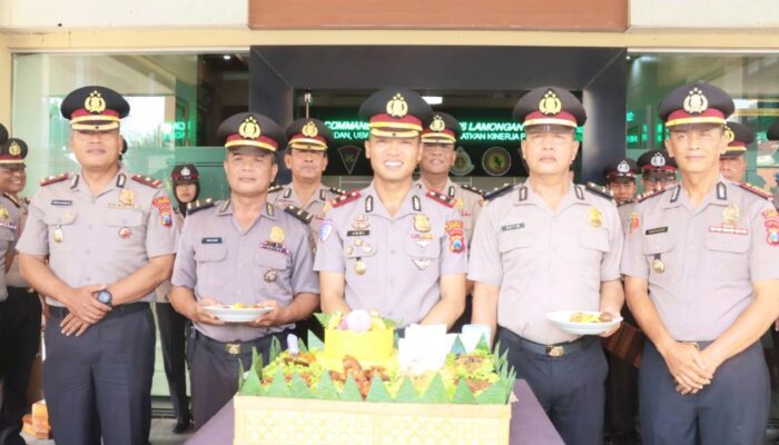 Setia Mengabdi hingga Akhir Dinas, Dua Polisi Lamongan Dapat Penghargaan