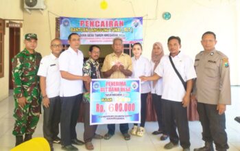 Penyaluran BLT DD di Sukorame Lamongan Berjalan Tertib, Babinsa Ikut Kawal