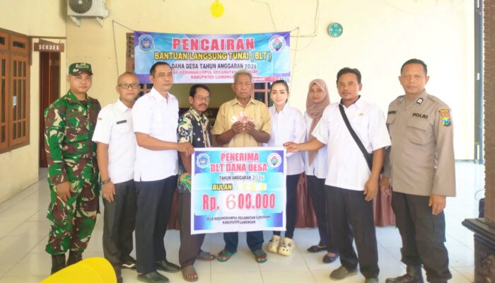 Penyaluran BLT DD di Sukorame Lamongan Berjalan Tertib, Babinsa Ikut Kawal