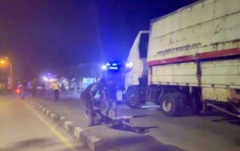 Detik-detik Truk Trailer Oleng lalu Terguling di Babat Lamongan