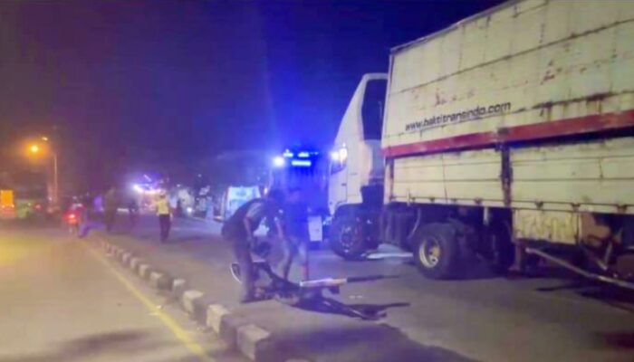 Detik-detik Truk Trailer Oleng lalu Terguling di Babat Lamongan