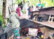 TNI Lamongan dan Warga Kompak Bantu Nenek Gendok Usai Rumahnya Ambruk diterjang Angin