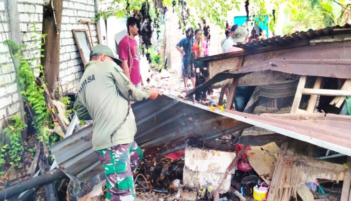 TNI Lamongan dan Warga Kompak Bantu Nenek Gendok Usai Rumahnya Ambruk diterjang Angin