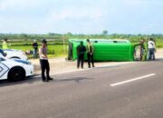 Elf Rombongan Bojonegoro Terguling di JLU Lamongan, 6 Penumpang Luka-luka