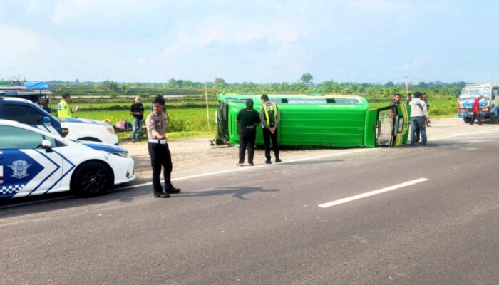 Elf Rombongan Bojonegoro Terguling di JLU Lamongan, 6 Penumpang Luka-luka