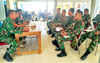 TNI dan Warga Makin Solid, Babinsa Kodim Lamongan Latihan di Desa