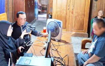 Disdukcapil Bojonegoro Sisir Desa Tertinggal, Warga Disabilitas Kini Mudah Punya KTP-el