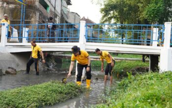Kapolres Bojonegoro Turun Langsung Bersihkan Sungai, Warga Sumber Tlaseh Antusias