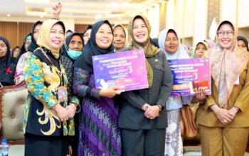 Pedagang Kembang Setaman Sumringah, Dapat Suntikan Modal dari BPR Bojonegoro