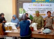 Babinsa Loreng di Lamongan Ini Rela Angkut Beras Demi Warga Lansia