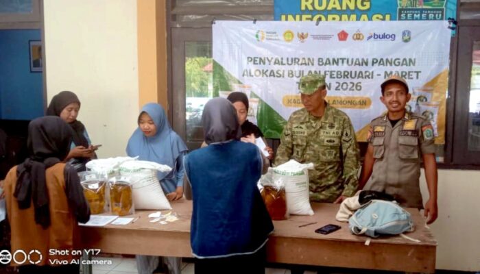 Babinsa Loreng di Lamongan Ini Rela Angkut Beras Demi Warga Lansia