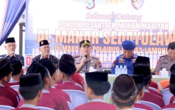 Puluhan Santri di Lamongan Diajari Polisi Cara Selamat dari Bencana Air