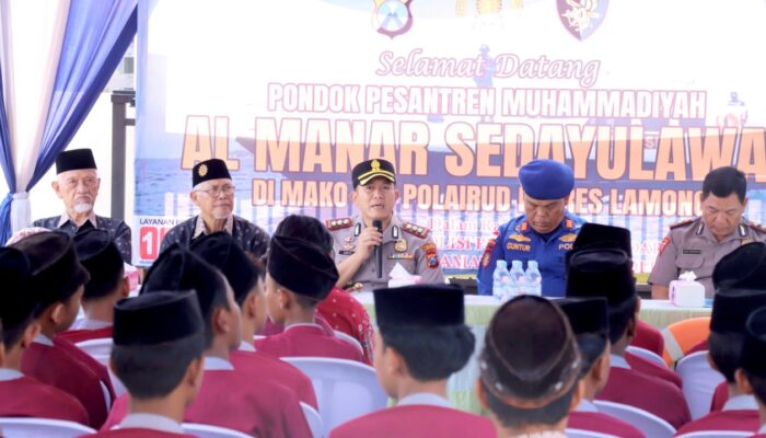 Puluhan Santri di Lamongan Diajari Polisi Cara Selamat dari Bencana Air