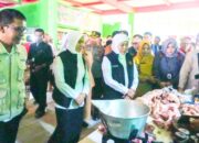 Cek Harga Sembako hingga Sapi Kurban, Gubernur Khofifah Blusukan ke Bojonegoro