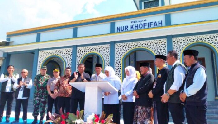 Selain Resmikan Masjid Nur Khofifah, Gubernur Jatim Juga Guyur BLT untuk Buruh Rokok di Bojonegoro