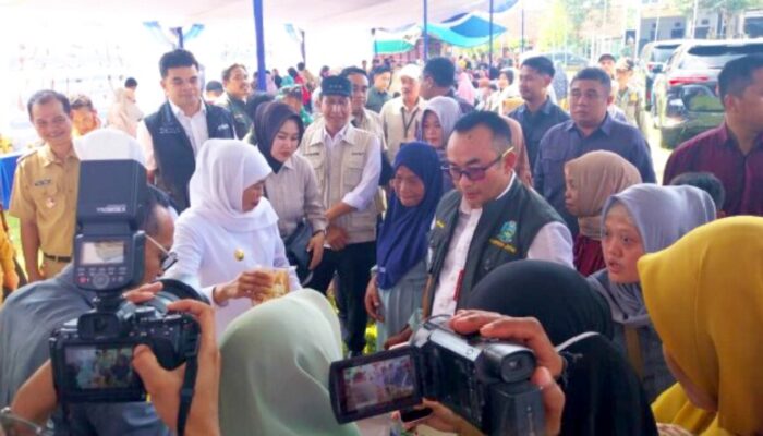 Gubernur Khofifah Gelar Pasar Murah di Bojonegoro, Warga Berburu Sembako Harga HET