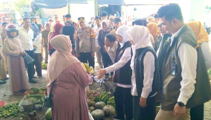 Kunjungan Khofifah di Pasar Banjarejo Dikawal Kapolsek Bojonegoro Kota