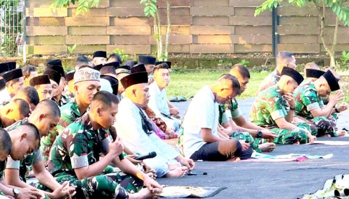 Momen Idul Adha, Yonif TP 885 Belibis Putih dan Masyarakat Dander Bojonegoro Sholat Bersama