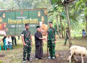 Personel Yonif TP 885 Tebar Kepedulian Lewat Pembagian Daging Kurban Untuk Warga Bojonegoro