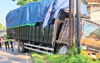 Truk Fuso Parkir Sembarangan, Laka Beruntun Nyaris Lumpuhkan Jalur Nasional di Lamongan