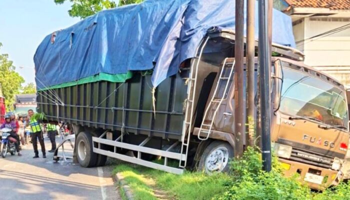 Truk Fuso Parkir Sembarangan, Laka Beruntun Nyaris Lumpuhkan Jalur Nasional di Lamongan