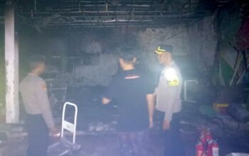 Polisi, Damkar dan Warga Jinakkan Kebakaran Gudang di Lamongan