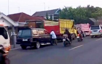 Antri Berjam-jam Demi Solar, Sopir Truk Bojonegoro Minta Pemerintah Bertindak