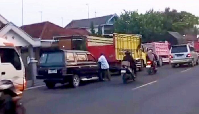 Antri Berjam-jam Demi Solar, Sopir Truk Bojonegoro Minta Pemerintah Bertindak