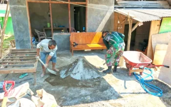 Di Bawah Terik Matahari, Babinsa Ngimbang Lamongan Wujudkan Hunian Layak untuk Warga