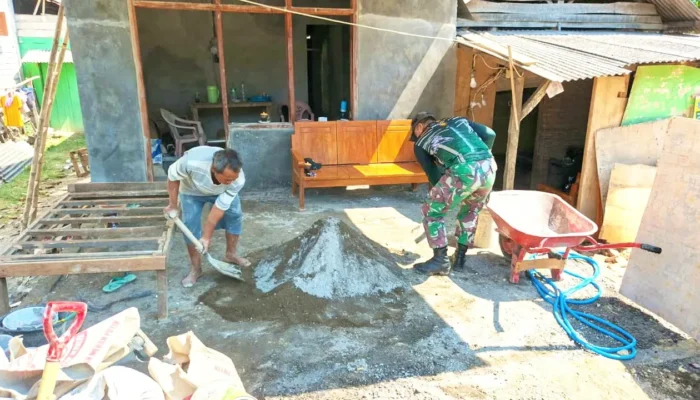Di Bawah Terik Matahari, Babinsa Ngimbang Lamongan Wujudkan Hunian Layak untuk Warga