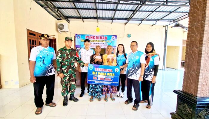 Penyaluran BLT Dana Desa di Kedungkumpul Sukorame Lamongan Berjalan Lancar Berkat Pengawalan Babinsa