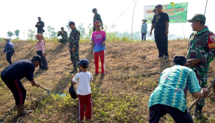 Hijaukan Kalitidu, Kodim Bojonegoro dan Warga Tanam Ribuan Pohon di Leran