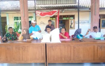 713 KPM di Tiga Desa Terima Bantuan, Babinsa Sarirejo Lamongan Pastikan Tepat Sasaran